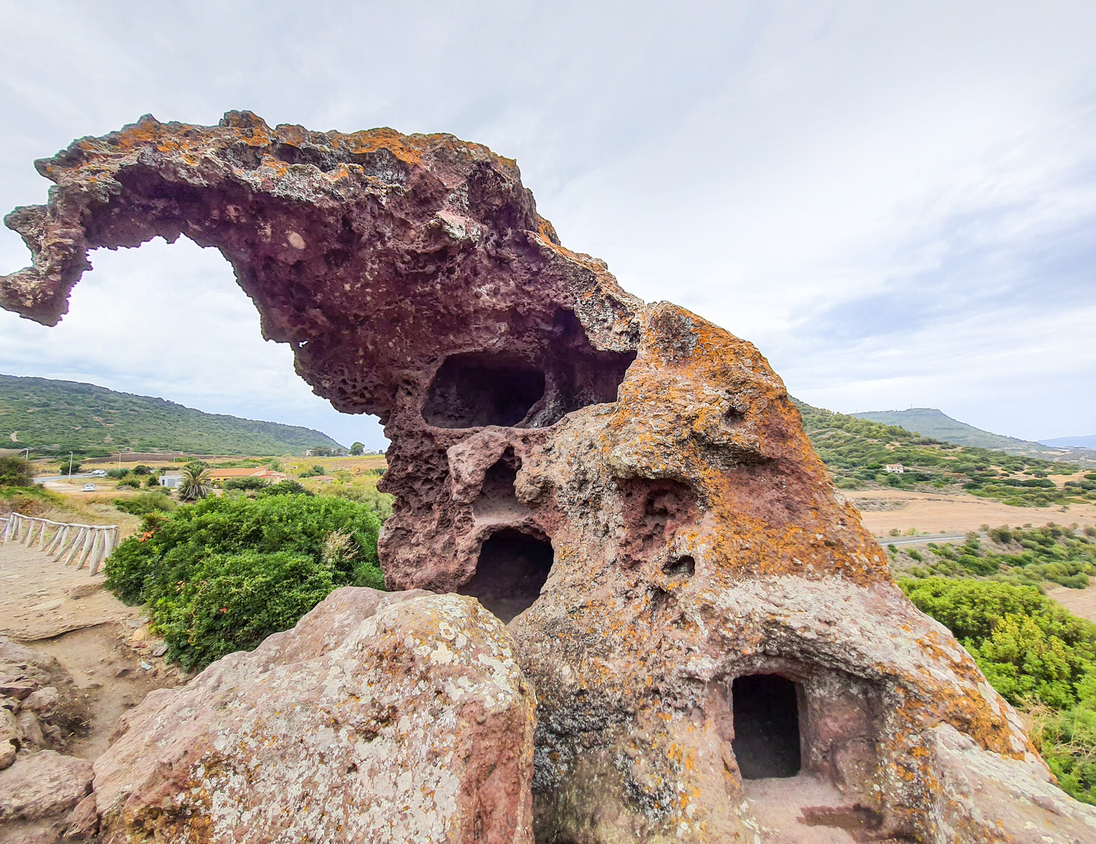Domus de Janas Roccia dell'Elefante / Sa Pedra Pertunta